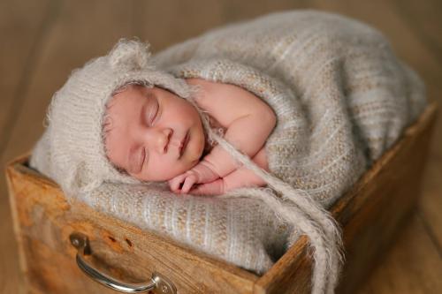 Newborn baby photographer, neutral colours